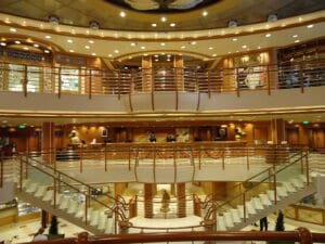 Atrium met trappen op de Sapphire Princess