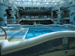 Binnenzwembad op de Sapphire Princess