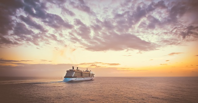 Cruiseschip varend met de zonsondergang Cruise vanuit Amsterdam 3 topbestemmingen 174