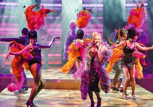 Danseressen aan boord van een cruiseschip -Keuzestress__zoveel_entertainment_aan_boord_van_cruiseschepen!-46