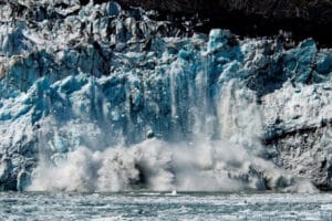 Gletsjer waar ijs naar beneden stort bij Glacier Bay Alaska