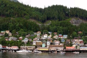 Haven van Ketchikan Alaska met gekleurde huisjes