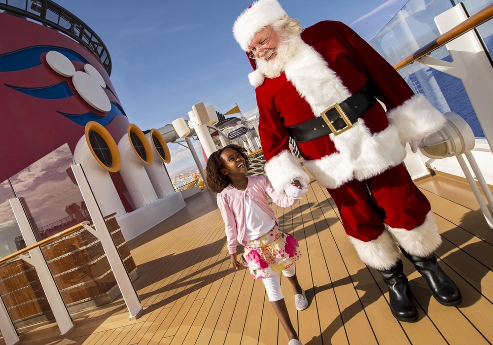 Kerstman met meisje wandelend op cruiseschip -Kerstcruise__eens_wat_anders_dit_jaar!-51