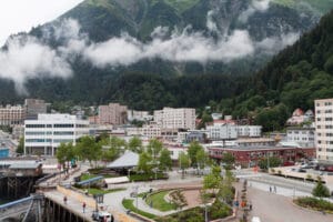 Mooie laaghangende wolken in de bergen van Juneau Alaska