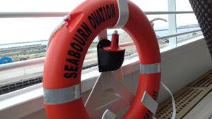 Reddingsboei op de reling van een cruiseschip