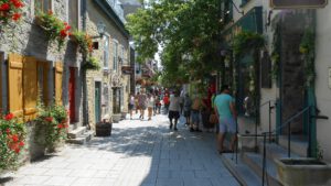 Straatje met mooie bloemen in Quebec Noord-Amerika cruise