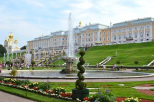 Uitzicht over de tuinen van Peterhof in St. Petersburg