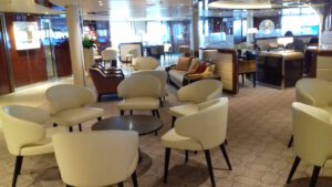 Zitjes in een bar op de Seabourn