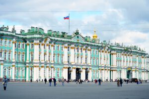 toeristen op het grote plein voor de Hermitage Sint Petersburg