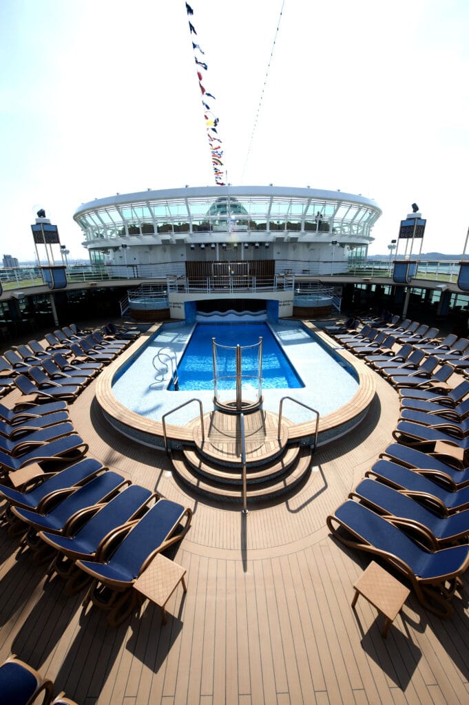 Cruiseschip-Azura-P&O Cruises-Zwembad