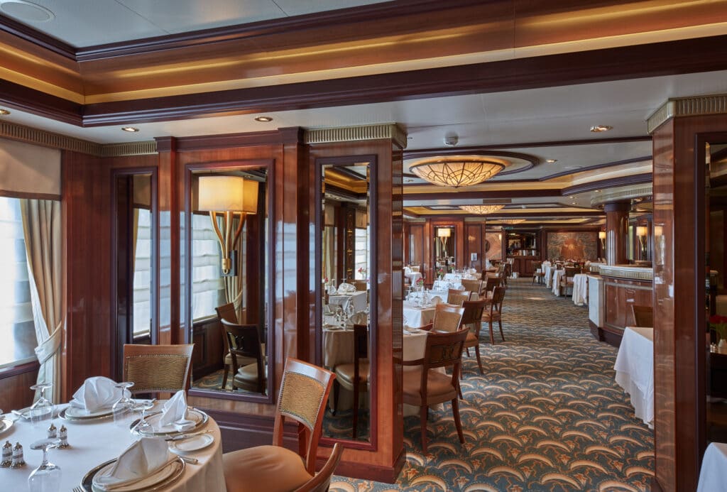 Cruiseschip-Queen Elizabeth-Cunard-Restaurant Brittania Club