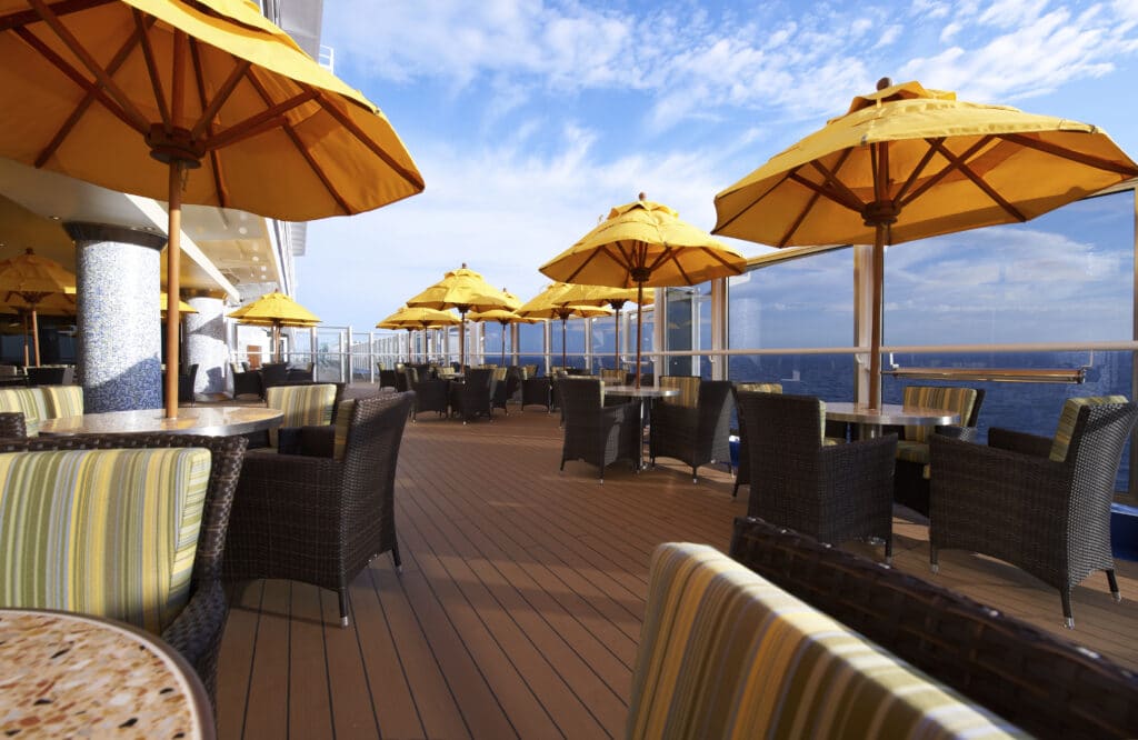 Cruiseschip-Carnival Breeze-Carnival-Plaza Deck