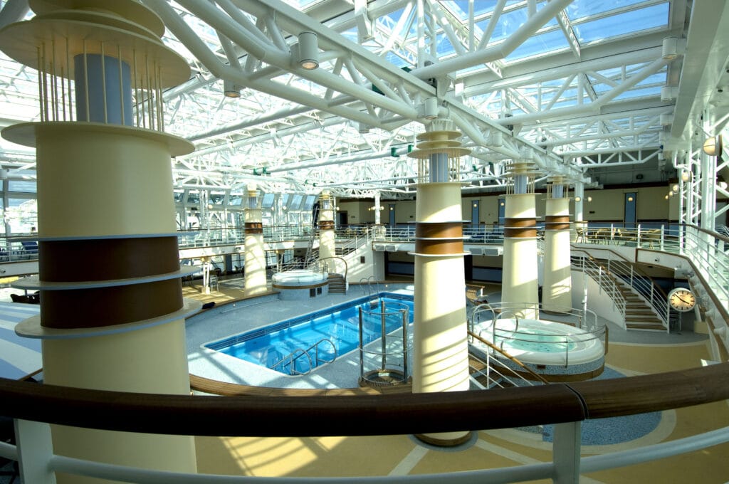 Cruiseschip-Ventura-P&O Cruises-Binnenzwembad