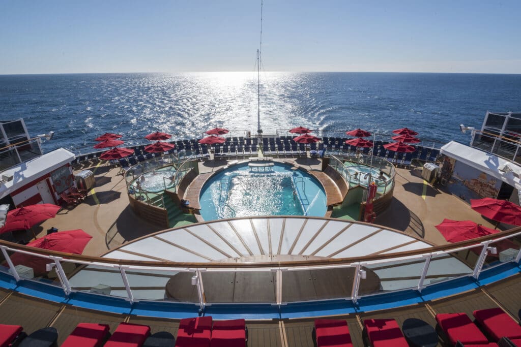 Cruiseschip-Carnival Horizon-Carnival-Pool Achterdeck