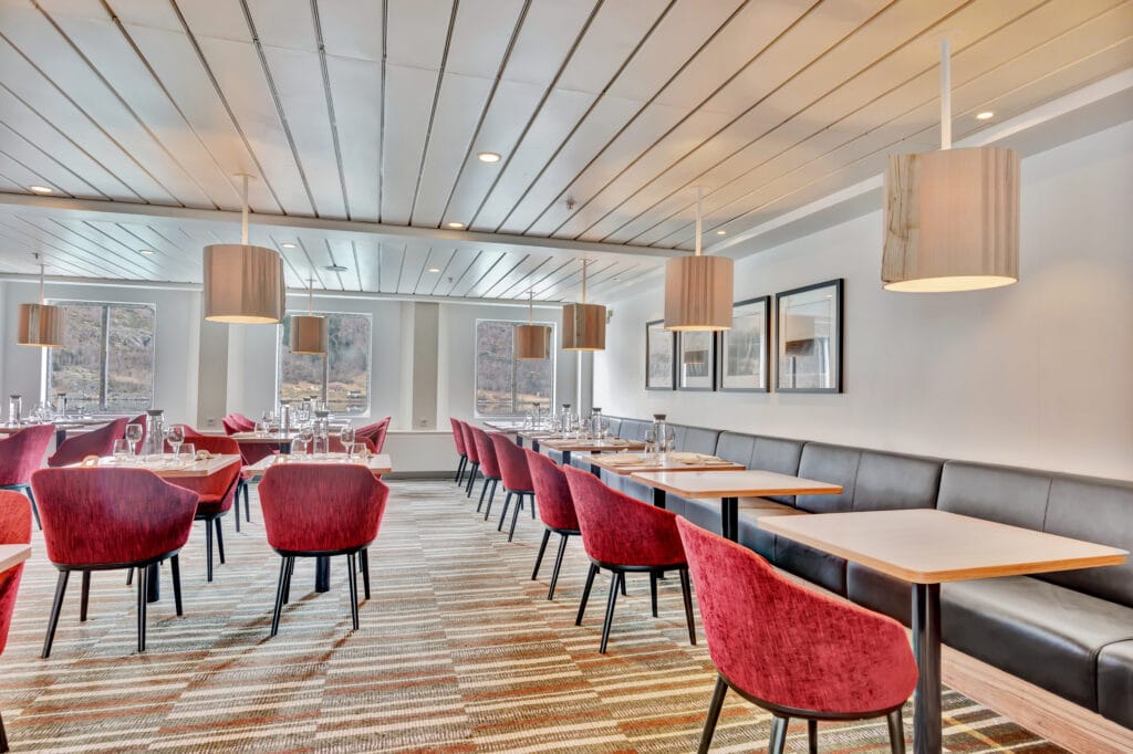 Cruiseschip-Hurtigruten-MS Kong Harald-Schip-Restaurant