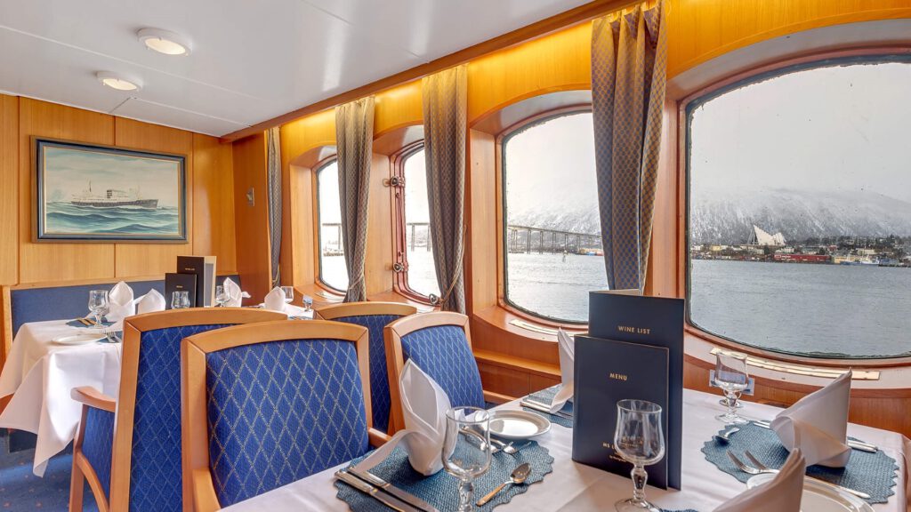Cruiseschip-Hurtigruten-MS Lofoten-schip-Restaurant