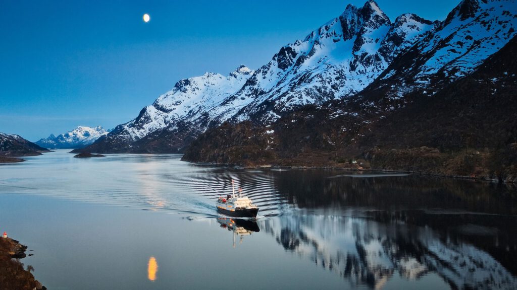 Cruiseschip-Hurtigruten-MS Lofoten-schip-Schip