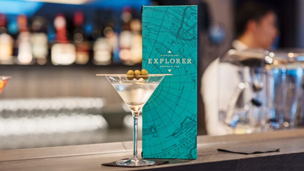 Cruiseschip-Hurtigruten-MS Maud-schip-Explorer Bar Lounge
