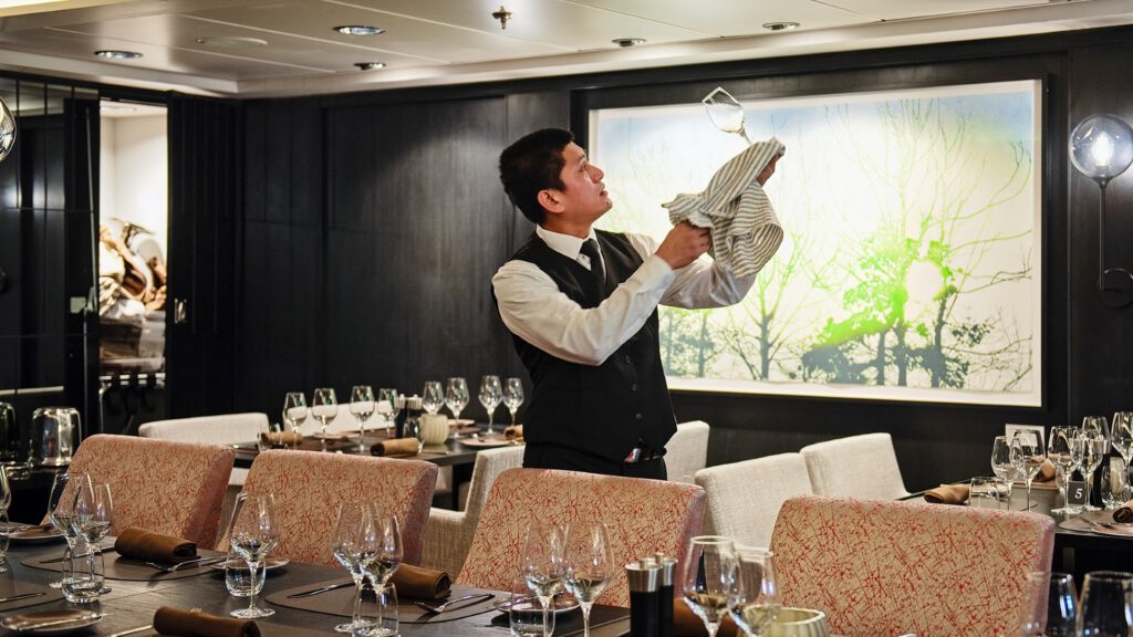 Cruiseschip-Hurtigruten-MS Maud-schip-Lindstrom Restaurant