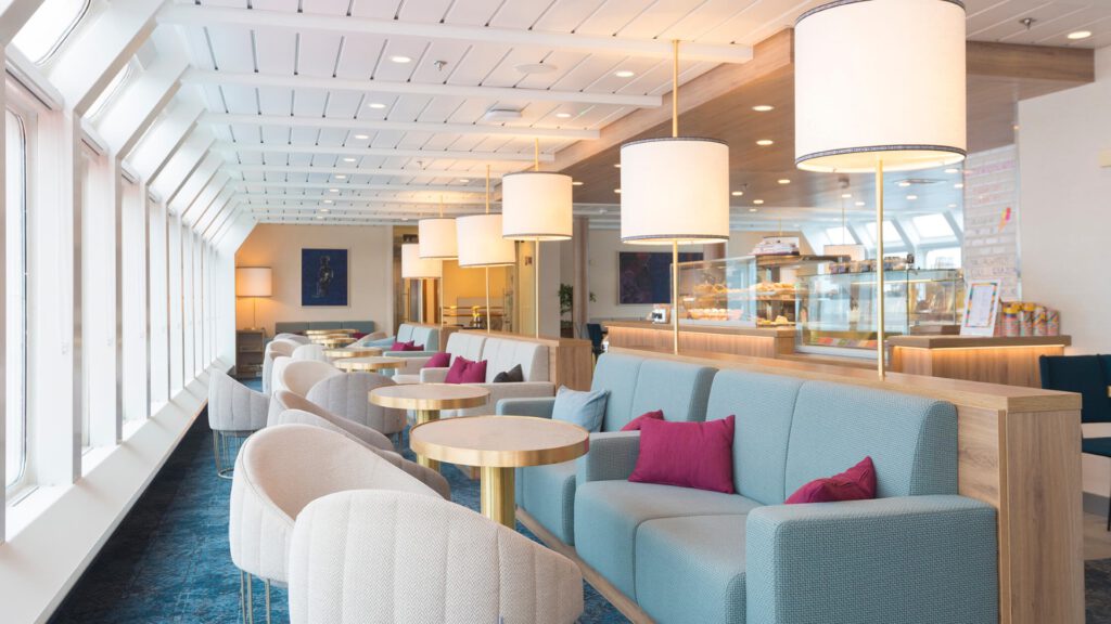 Cruiseschip-Hurtigruten-MS Nordnorge-schip-Lounge