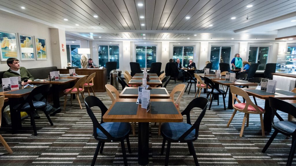 Cruiseschip-Hurtigruten-MS Nordnorge-schip-Restaurant