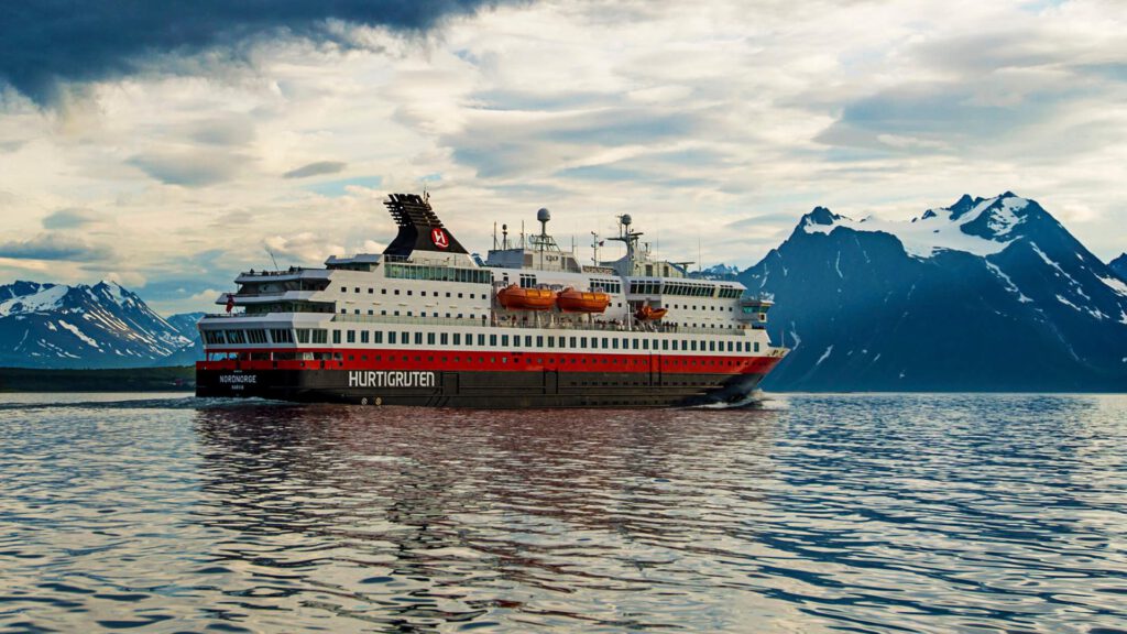 Cruiseschip-Hurtigruten-MS Nordnorge-schip-Schip