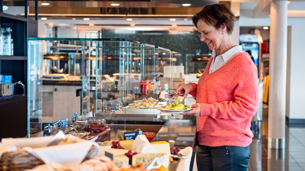 Cruiseschip-Hurtigruten-MS Nordnorge-schip-Sfeer Buffet