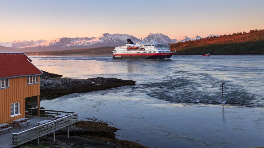 Cruiseschip-Hurtigruten-MS Nordnorge-schip-Sfeer Schip