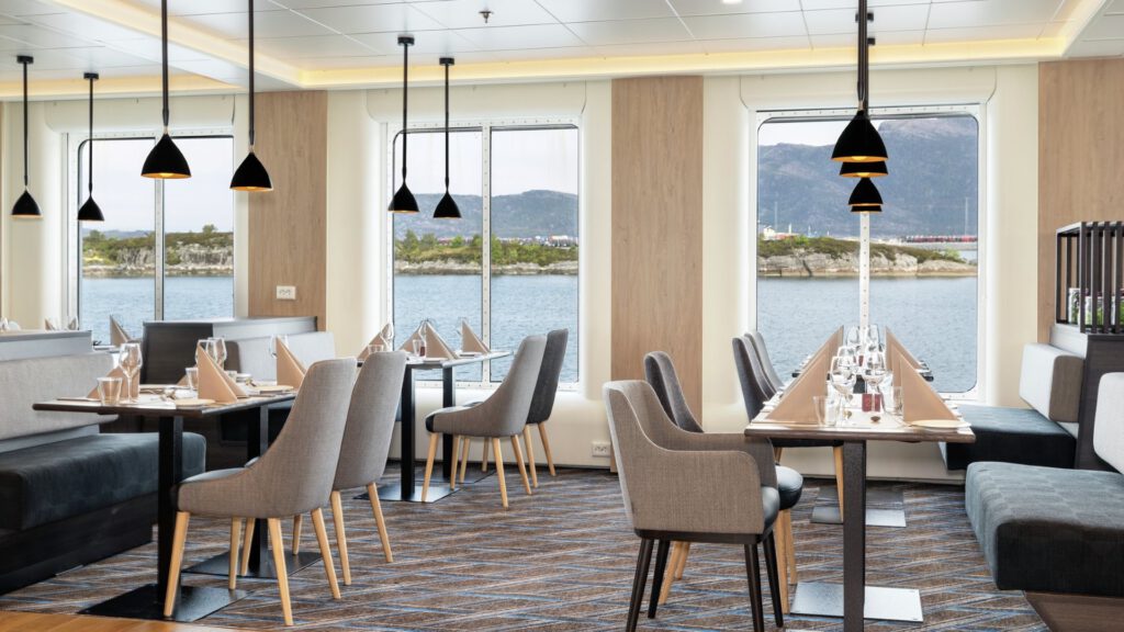 Cruiseschip-Hurtigruten-MS Otto Sverdrup-Schip-Restaurant