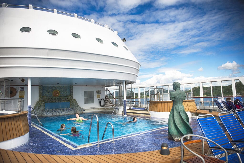 Cruiseschip-Hurtigruten-MS Otto Sverdrup-schip-Zwembad