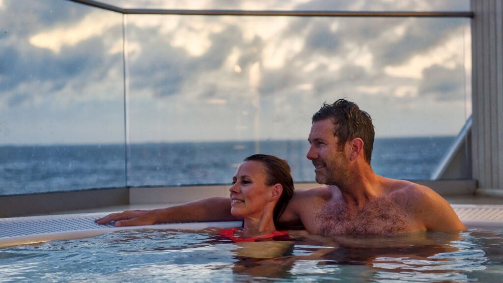 Cruiseschip-Hurtigruten-MS Polarlys-schip-Jacuzzi