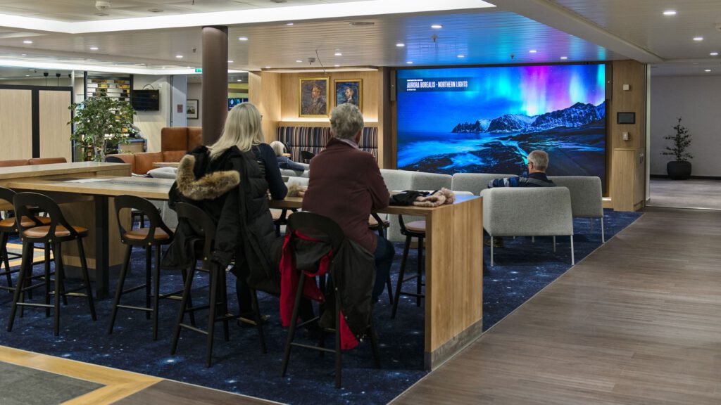 Cruiseschip-Hurtigruten-MS Richard With-schip-Activity Center