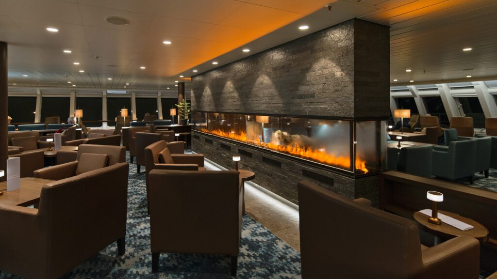Cruiseschip-Hurtigruten-MS Richard With-schip-Explorer Bar