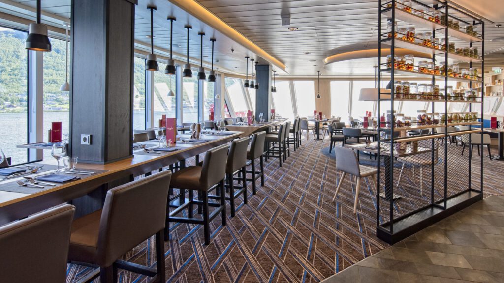 Cruiseschip-Hurtigruten-MS Roald Amundsen-schip-Aune Restaurant