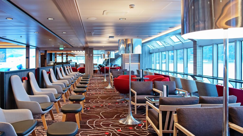 Cruiseschip-Hurtigruten-MS Roald Amundsen-schip-Lounge