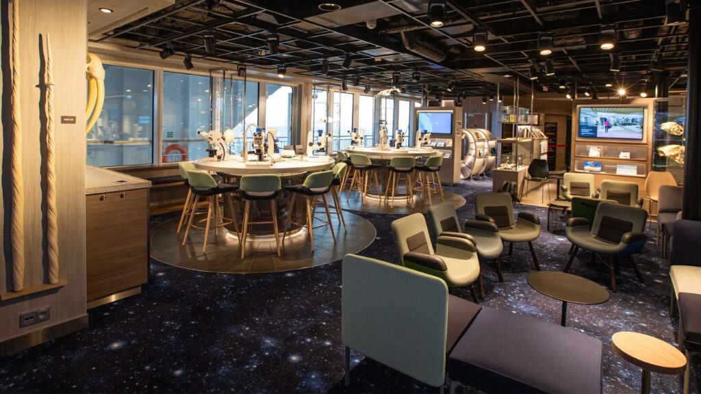 Cruiseschip-Hurtigruten-MS Roald Amundsen-schip-Lounge2