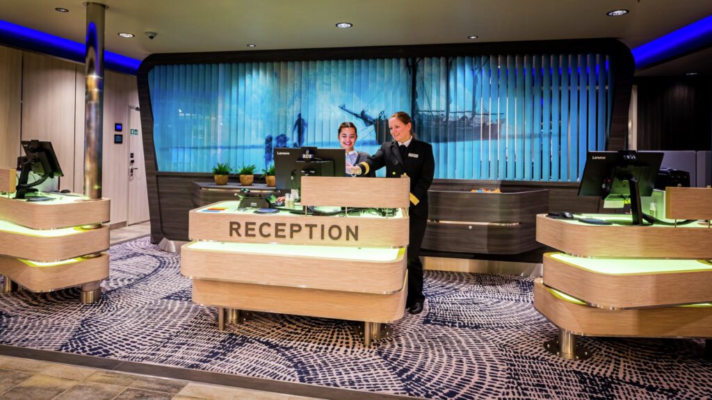 Cruiseschip-Hurtigruten-MS Roald Amundsen-schip-Receptie
