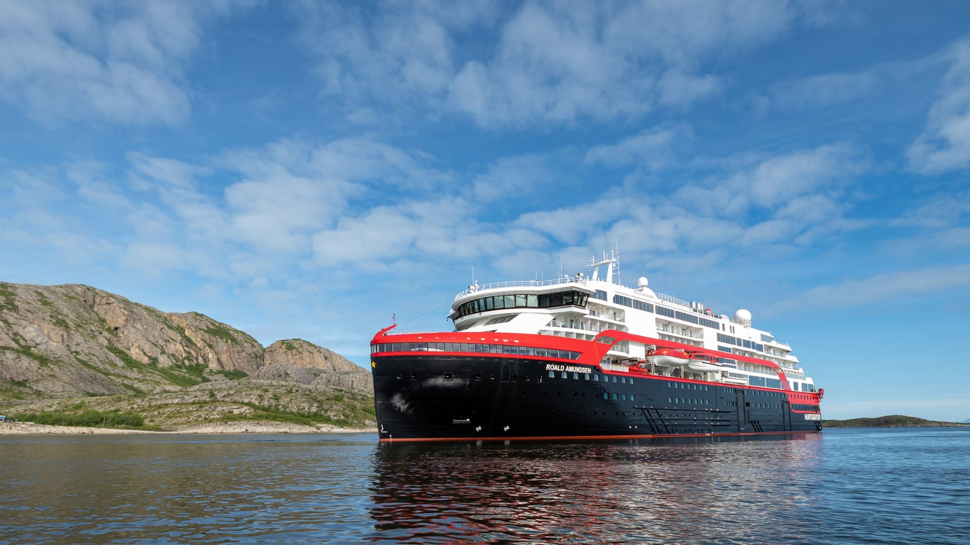 Cruiseschip-Hurtigruten-MS Roald Amundsen-schip-Schip