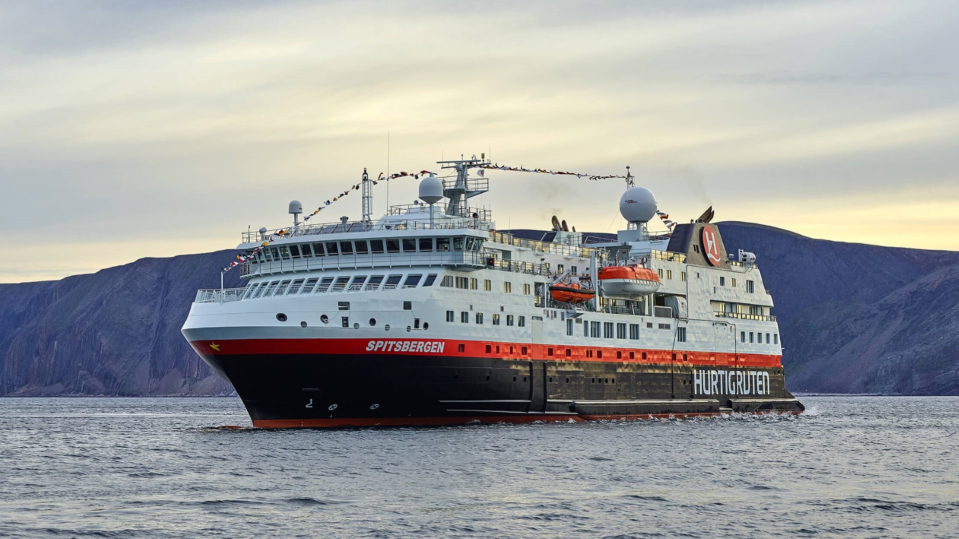 Cruiseschip-Hurtigruten-MS Spitsbergen-schip-Schip