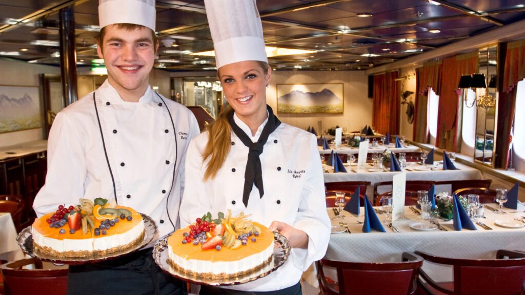 Cruiseschip-Hurtigruten-MS Vesteralen-Schip-Restaurant Sfeer