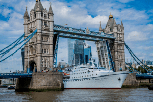 MS Ocean Majesty onder Tower Bridge