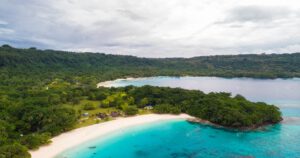 champagne-bay-strand-zee-kust-bomen.jpg