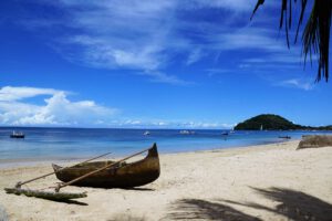 madagascar-antsiranana-strand-boot-zee.jpg