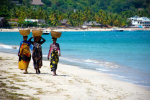 madagascar-antsiranana-zee-locals-stand-manden.jpg