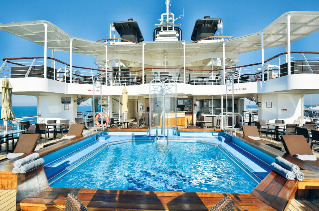 Cruiseschip-CroisiEurope-La-Belle-des-Oceans-Cruise-Zwembad