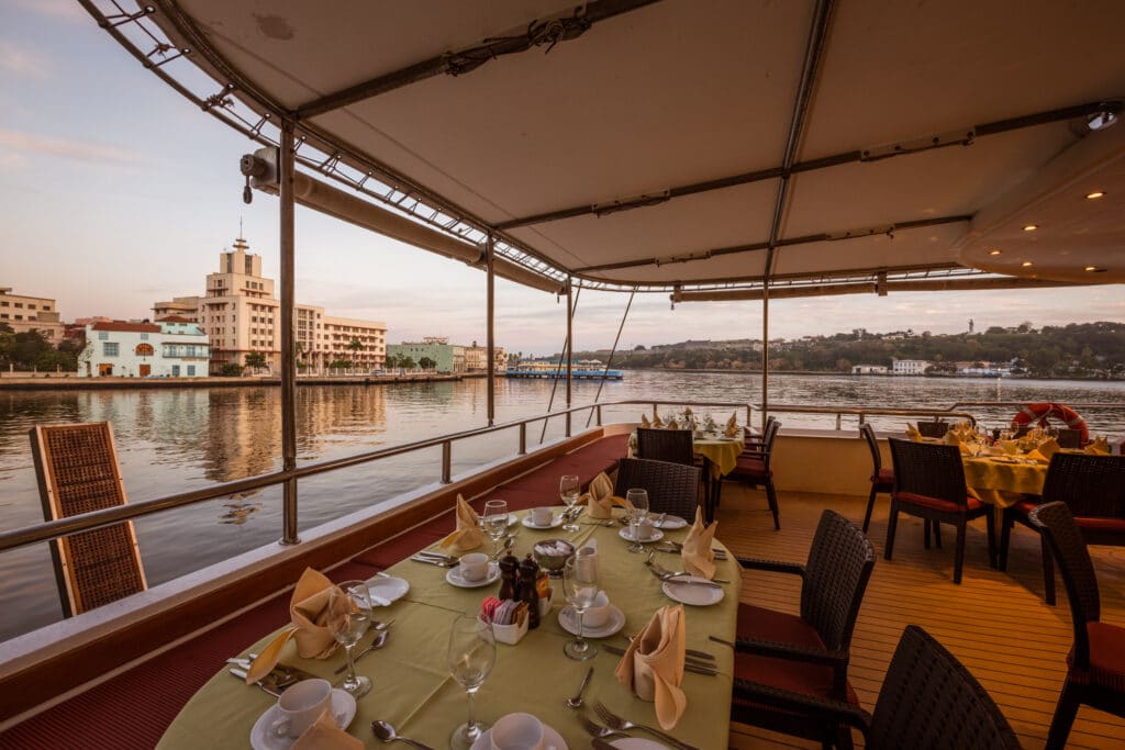 Cruiseschip-Variety Cruises-MS Panorama II-Cruises-Restaurant (2)