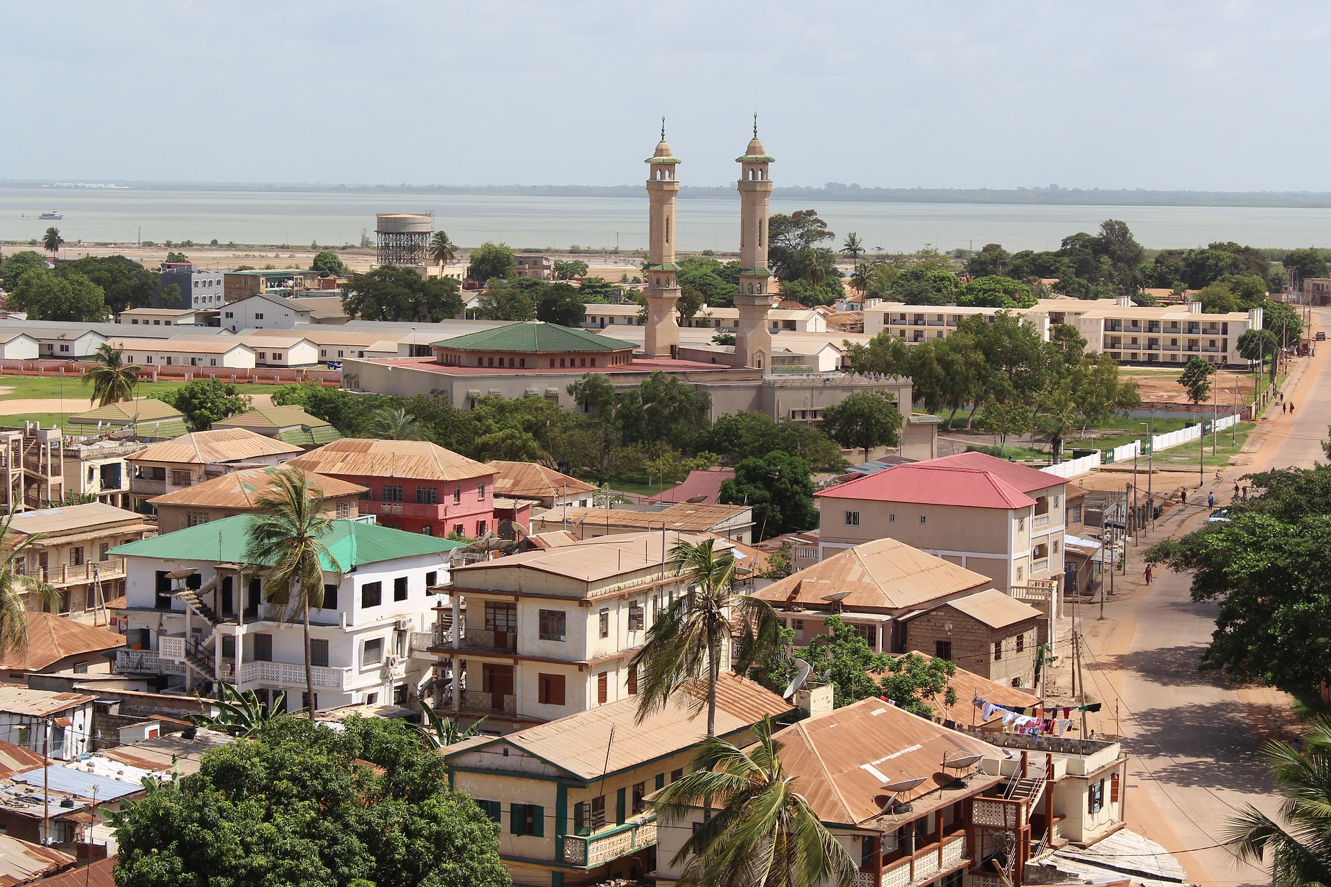 gambia-banjul-cityscape-torens.jpg