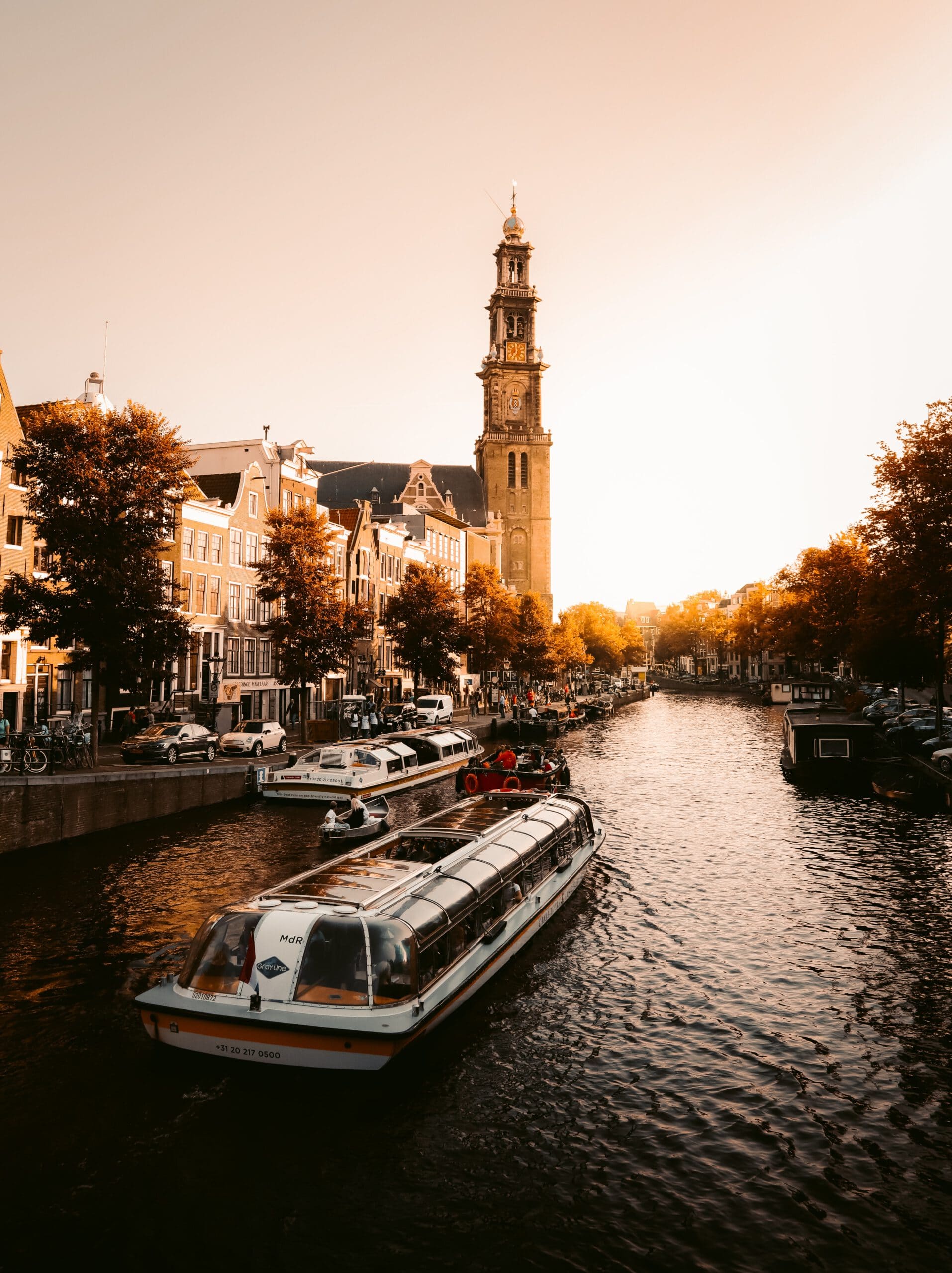 Nederland-Amsterdam-Cruise-Haven-stad-gracht