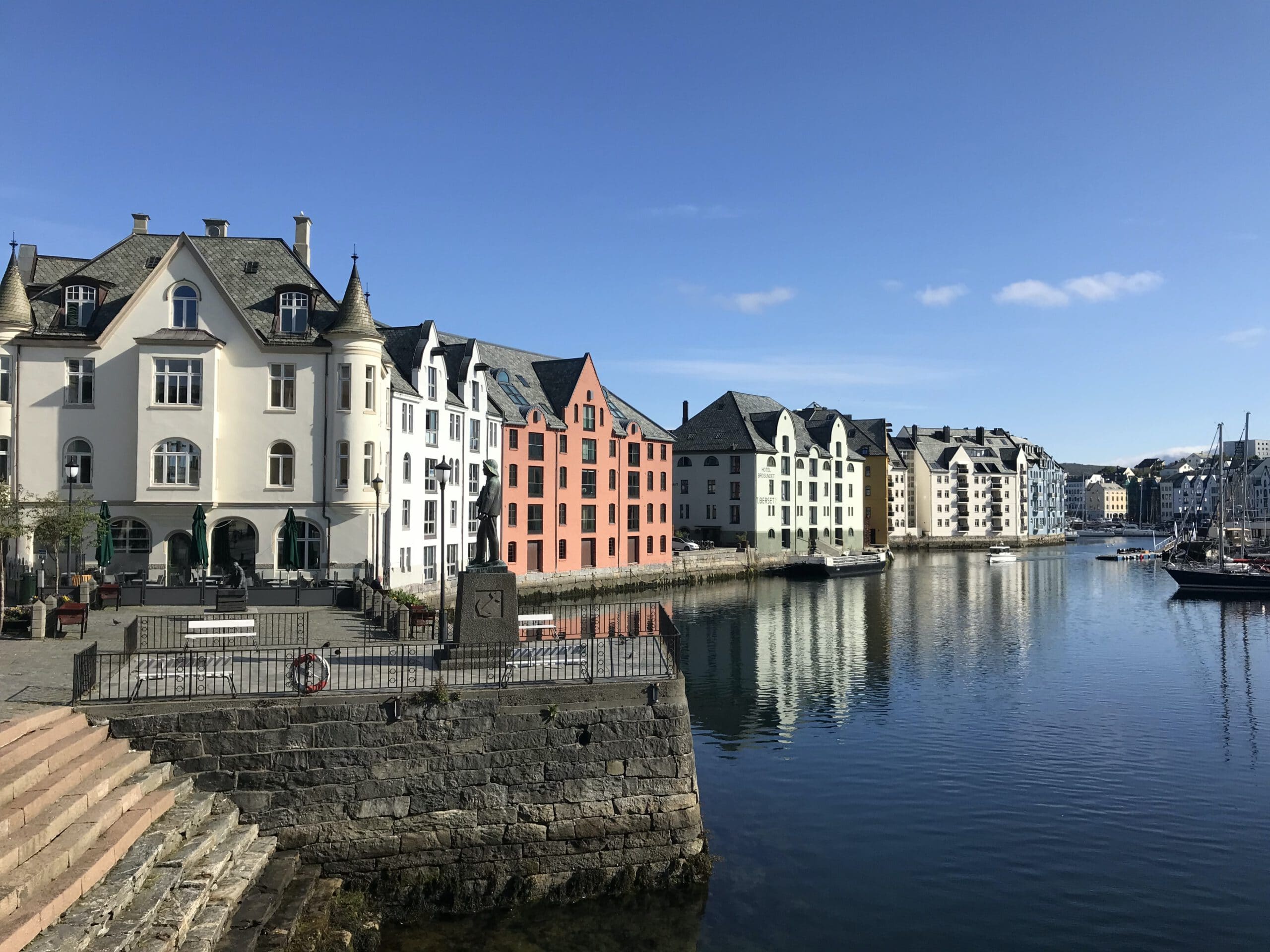 Noorwegen-Alesund-cruise-haven-stad-haventje