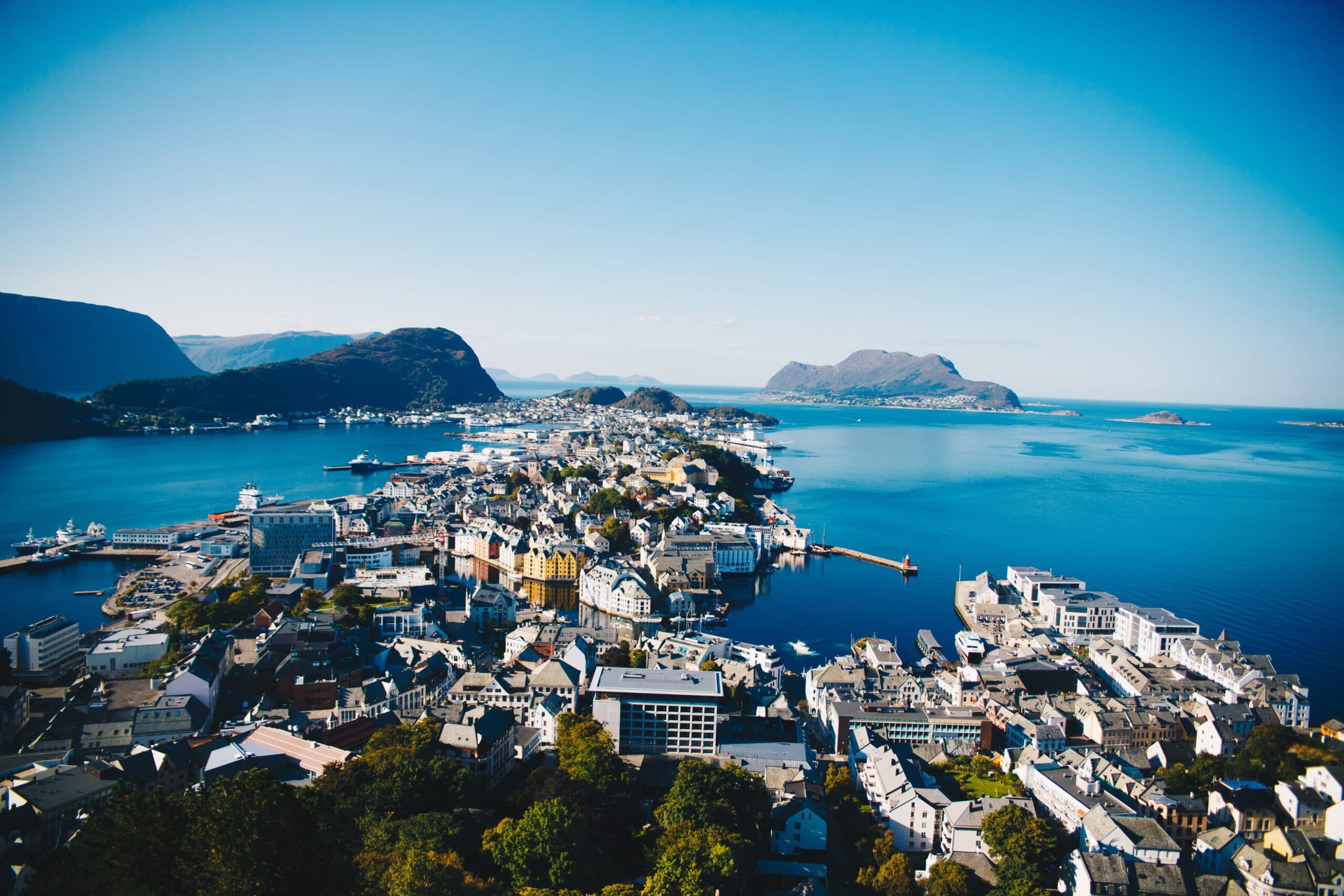 Noorwegen-Alesund-cruise-haven-stad-uitzicht